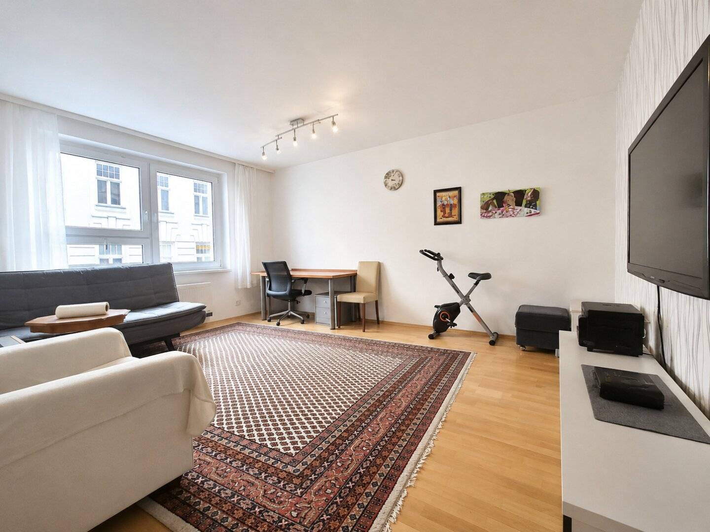 Wohnung hell mit Einbauküche Lift