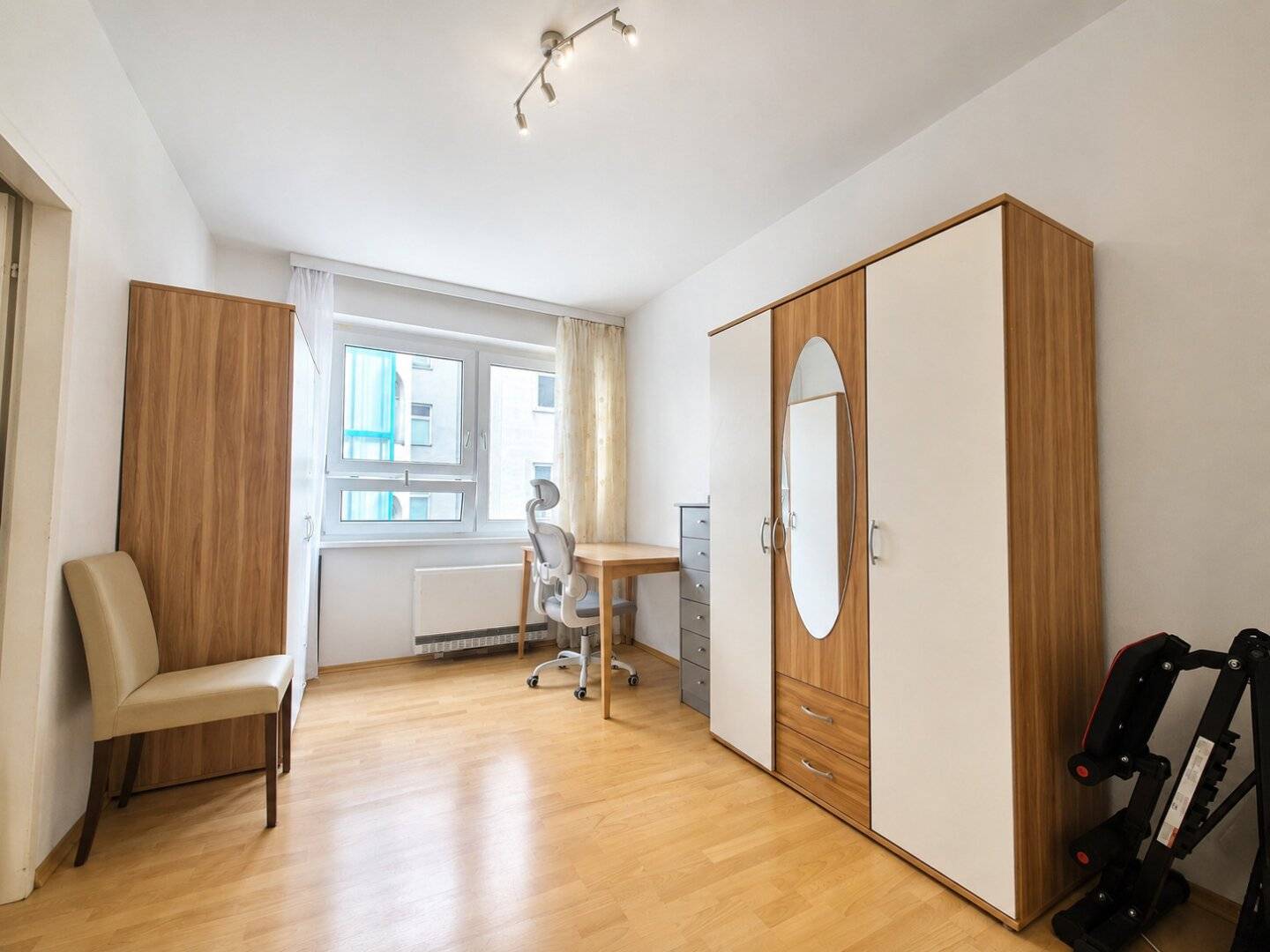 Wohnung hell mit Einbauküche Lift