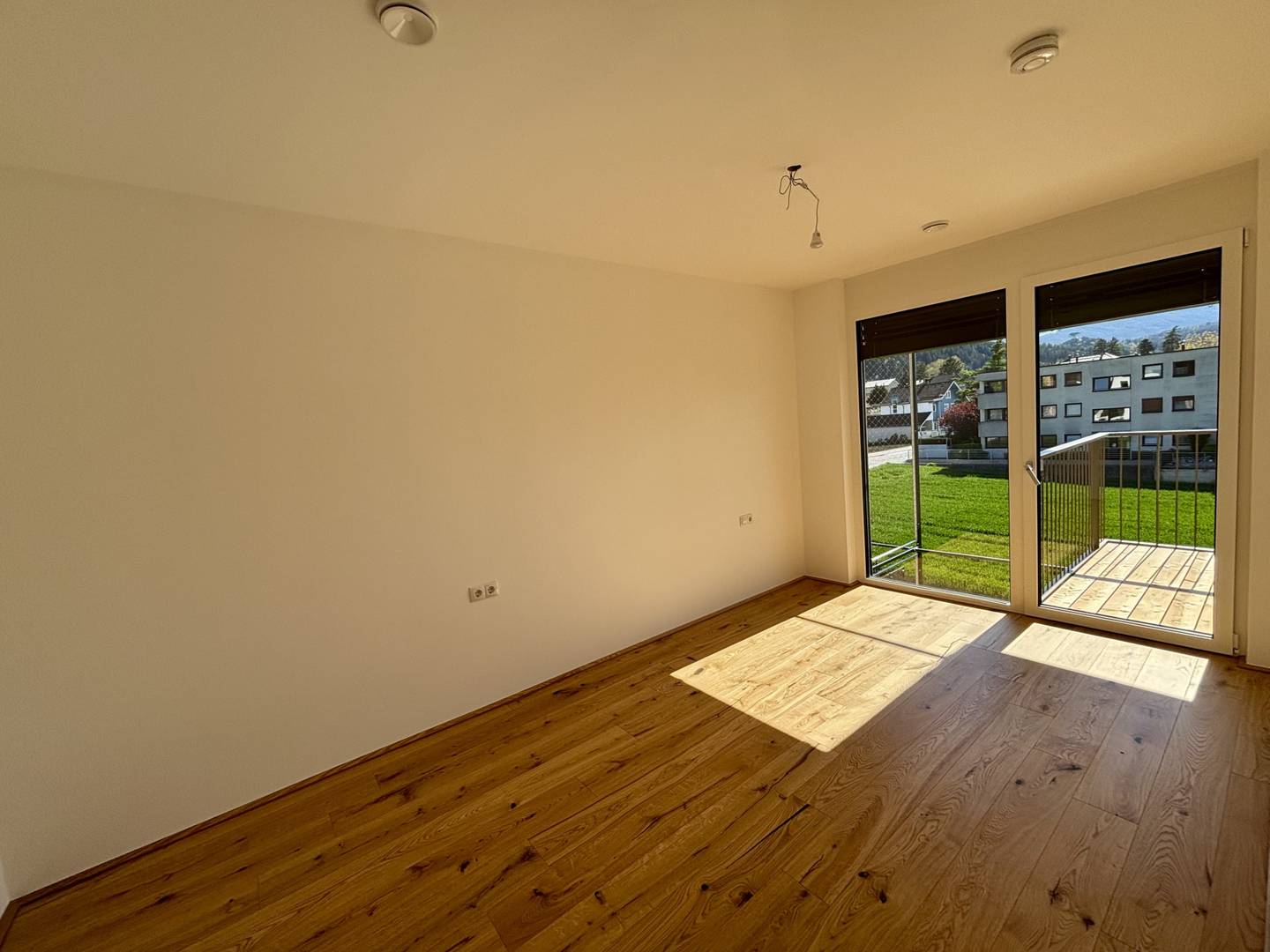 New build apartment sunny balcony southwest location