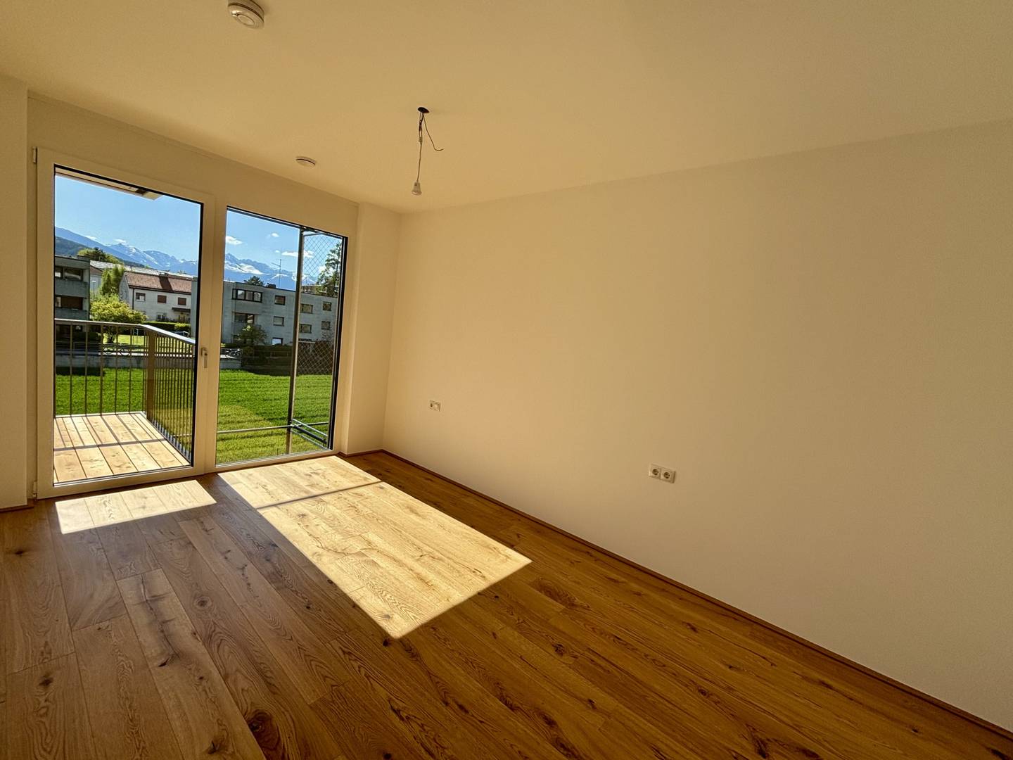 New build apartment sunny balcony southwest location