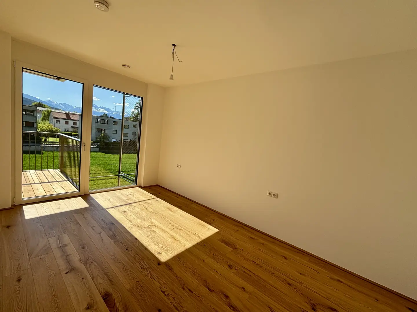 New build apartment sunny balcony southwest location