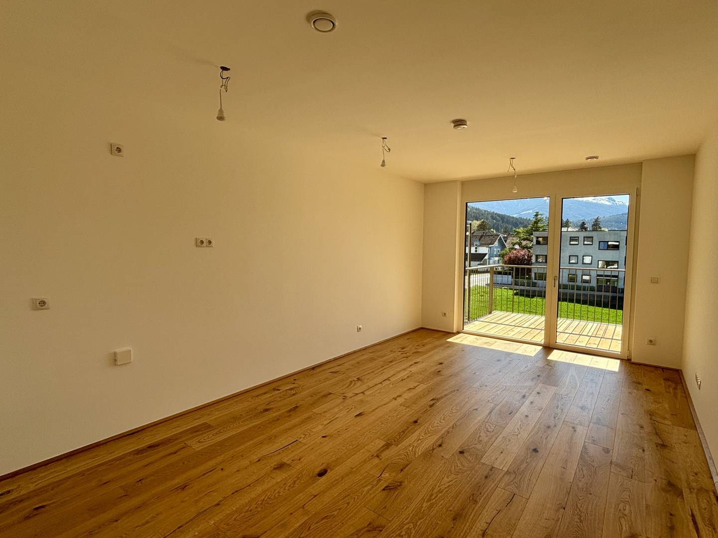 Commission free apartment with spacious balcony