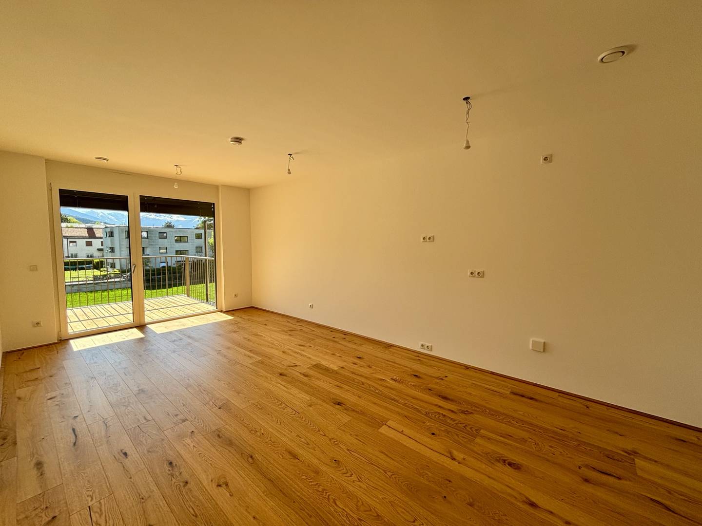 Commission free apartment with spacious balcony