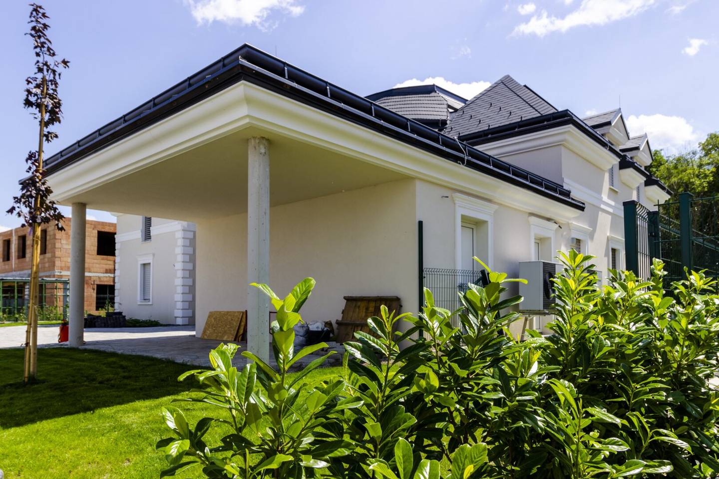 Villa in need of renovation in residential park Aqualina - We support completion - Price negotiable