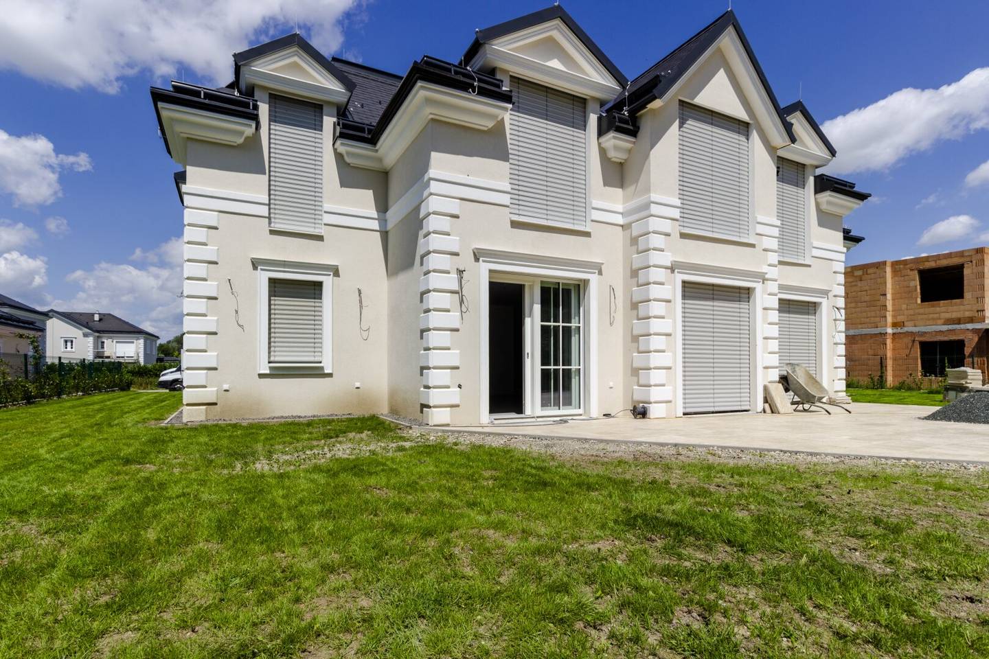 Villa in need of renovation in residential park Aqualina - We support completion - Price negotiable