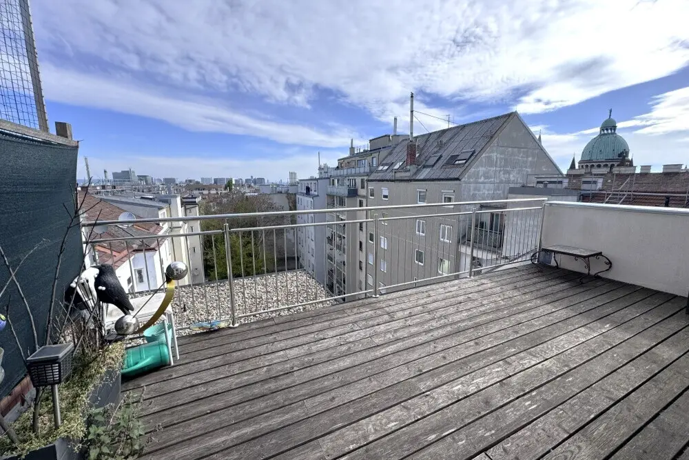 Dachgeschosswohnung mit zwei Terrassen nahe U1