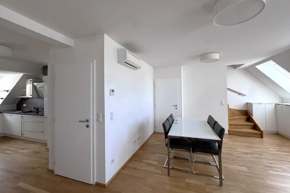 Dachgeschosswohnung mit zwei Terrassen nahe U1