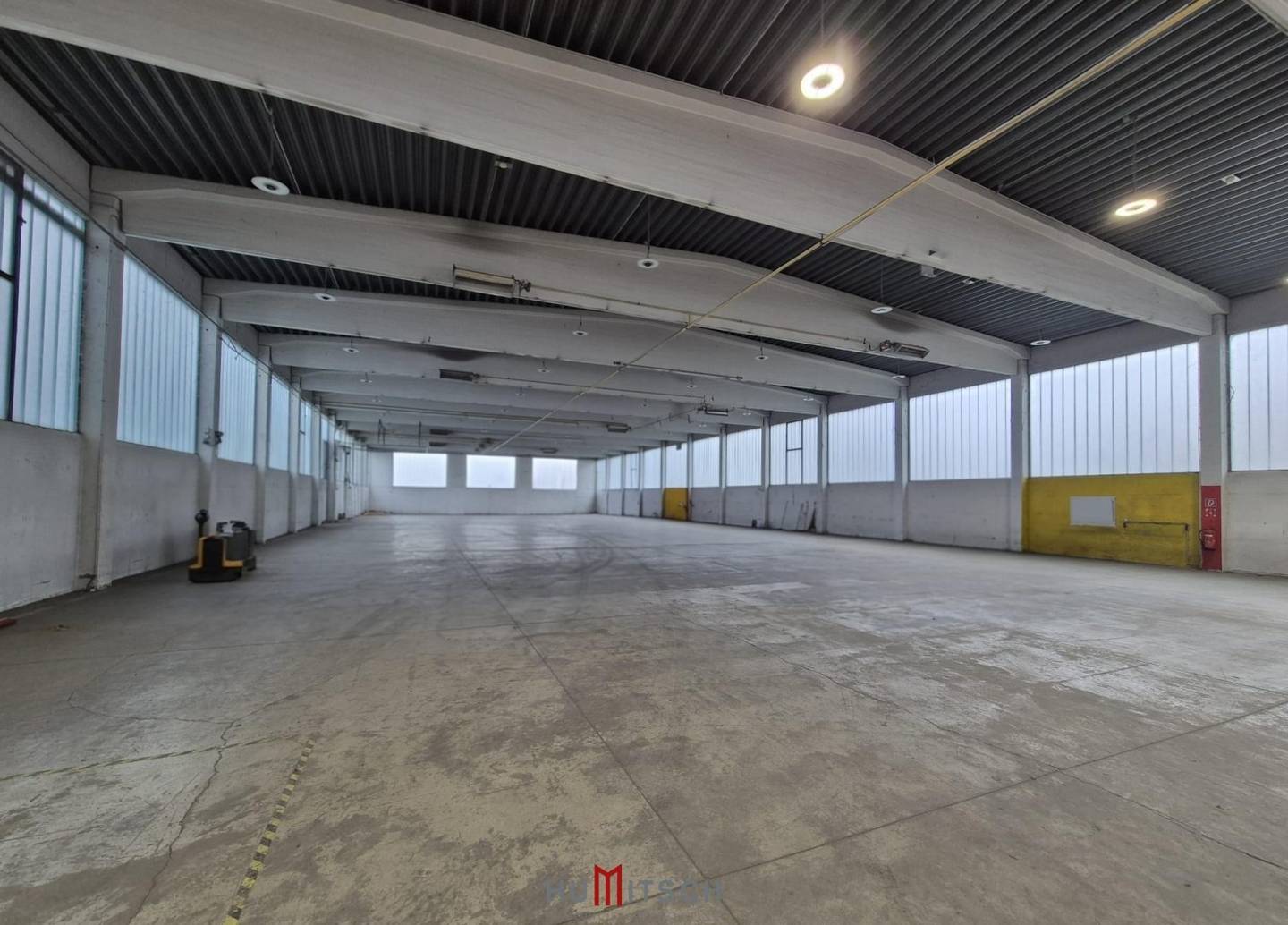 Hallenfläche in Graz-Straßgang mit ca. 1.927 m², 2 Sektionaltore