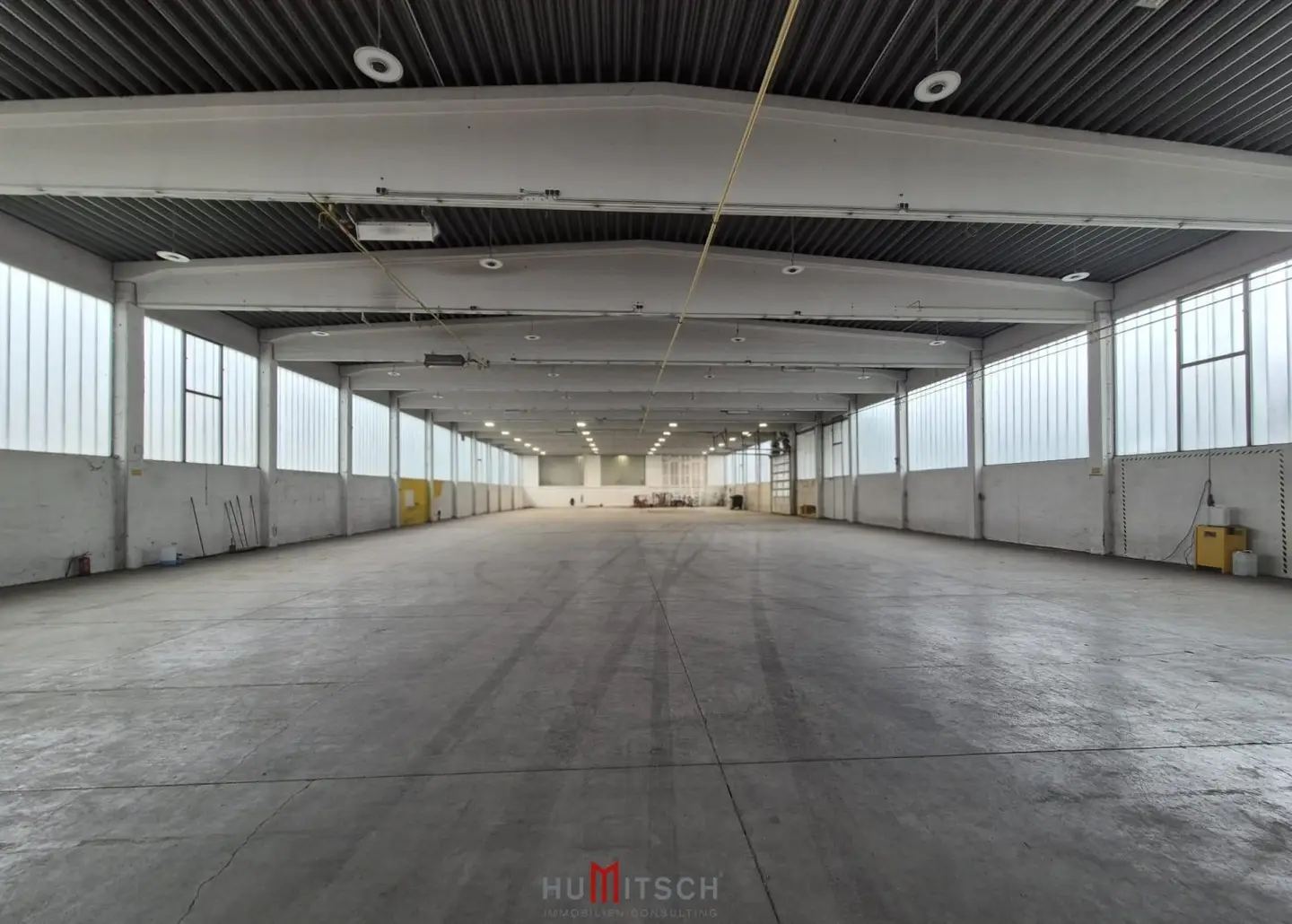 Hallenfläche in Graz-Straßgang mit ca. 1.927 m², 2 Sektionaltore