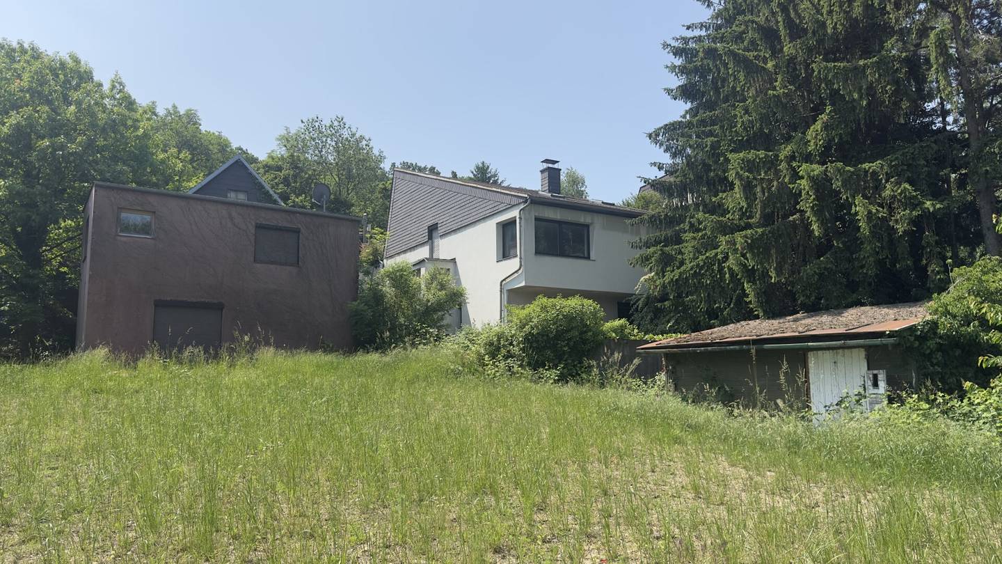 View of the vineyards! Plot for villa development in an absolutely quiet location in Nussberg