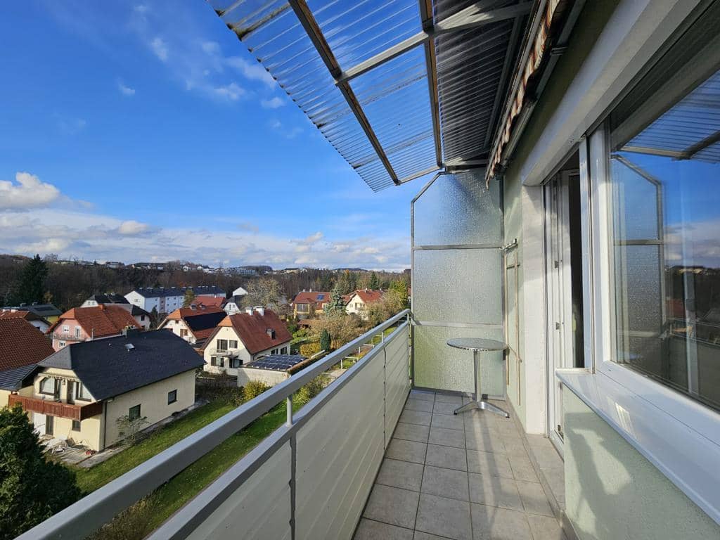 Apartment on outskirts with mountain view and balcony