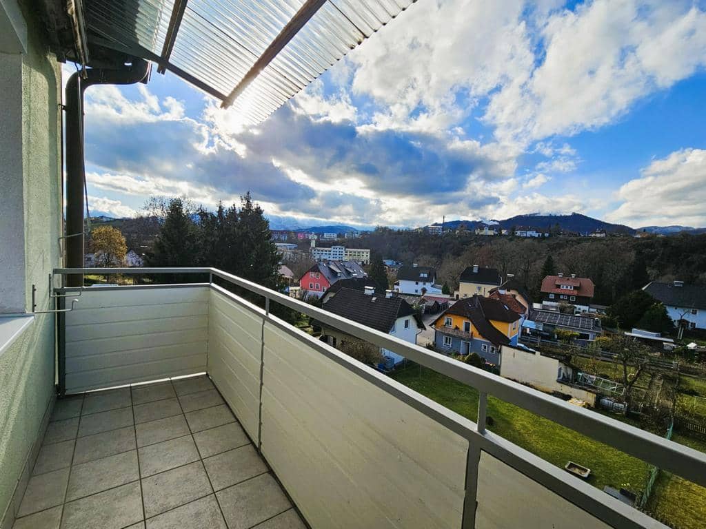Apartment on outskirts with mountain view and balcony