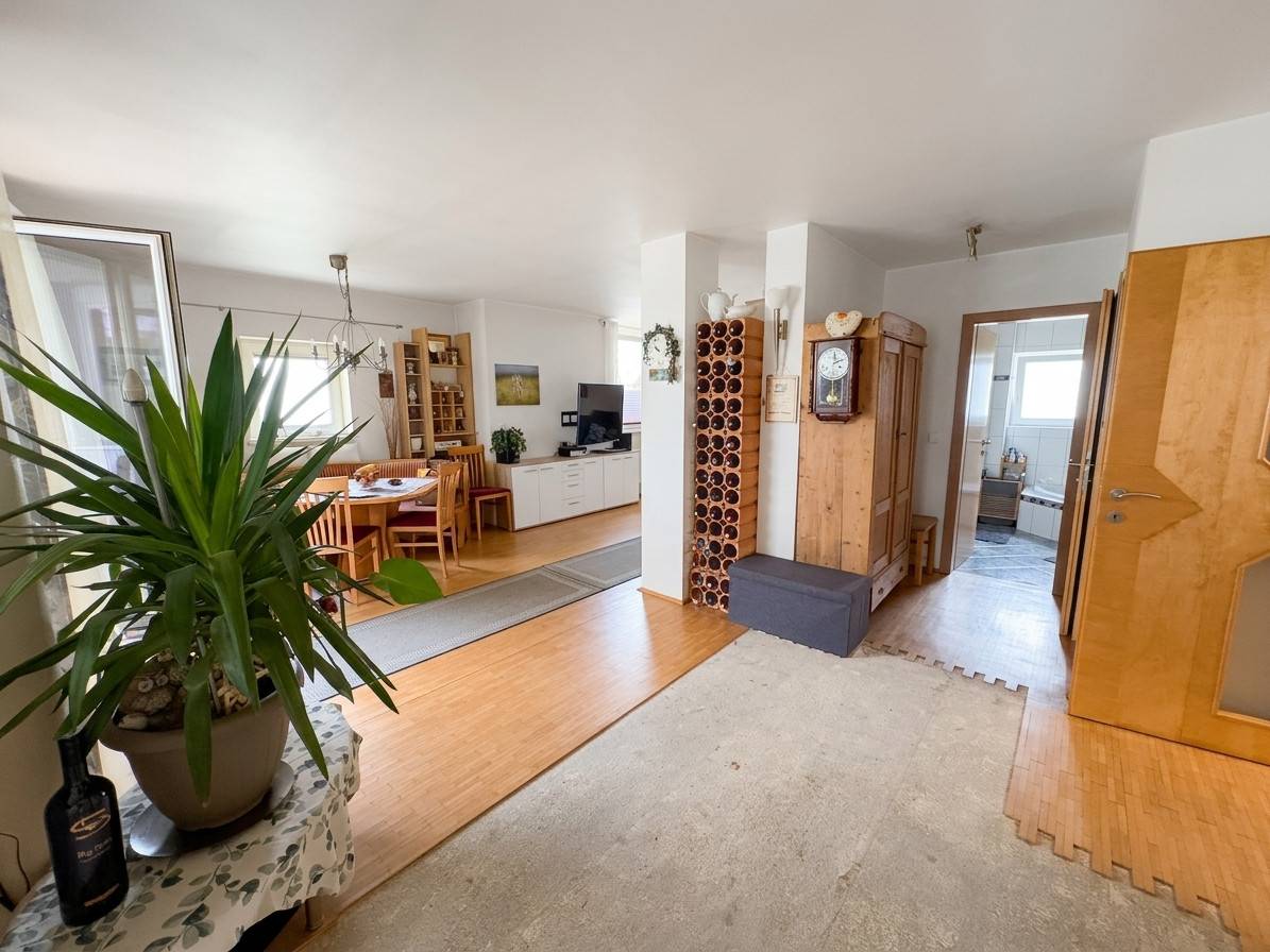 Geräumige Wohnung mit Loggia und zwei Tiefgaragenplätzen
