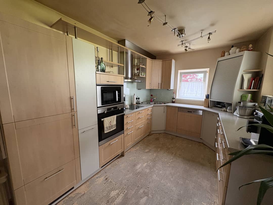 Geräumige Wohnung mit Loggia und zwei Tiefgaragenplätzen