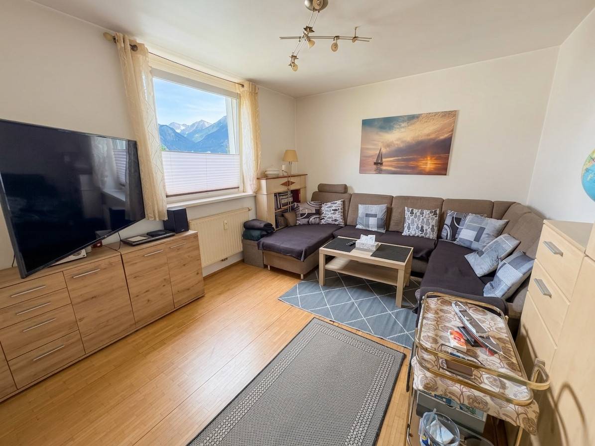 Geräumige Wohnung mit Loggia und zwei Tiefgaragenplätzen