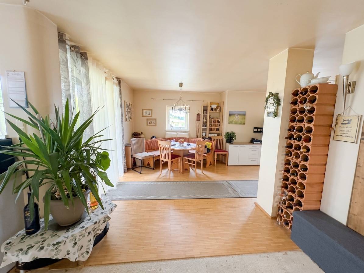 Geräumige Wohnung mit Loggia und zwei Tiefgaragenplätzen