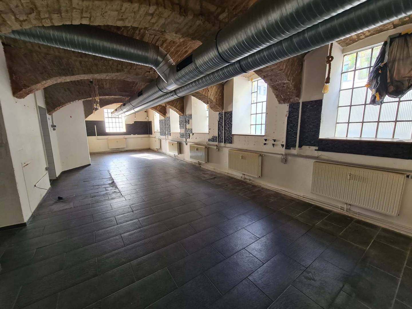 Vermietet, verlässlich, wertbeständig – € 945 / m² - 
5,49 % Rendite im Souterrain mit Zukunft