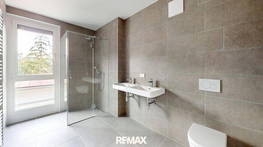 Penthouse Brand New Direct Lift Glanzing