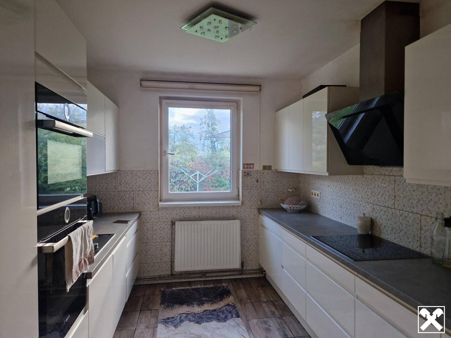 SANIERUNGSBEDÜRFTIGER BUNGALOW MIT TRAUMHAFTEM GARTEN ODER IHR BAUGRUNDSTÜCK FÜR IHR TRAUMHAUS IN ALLERBESTER WOHN- UND ZENTRUMSLAGE VON ABSDORF