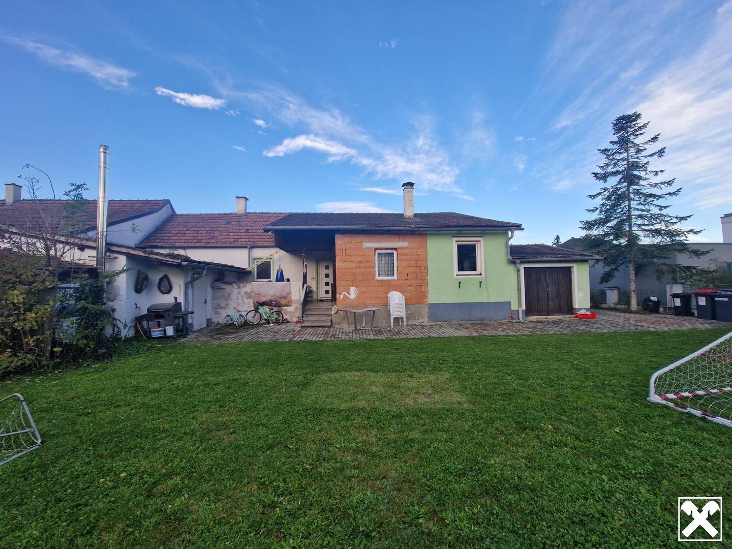 SANIERUNGSBEDÜRFTIGER BUNGALOW MIT TRAUMHAFTEM GARTEN ODER IHR BAUGRUNDSTÜCK FÜR IHR TRAUMHAUS IN ALLERBESTER WOHN- UND ZENTRUMSLAGE VON ABSDORF
