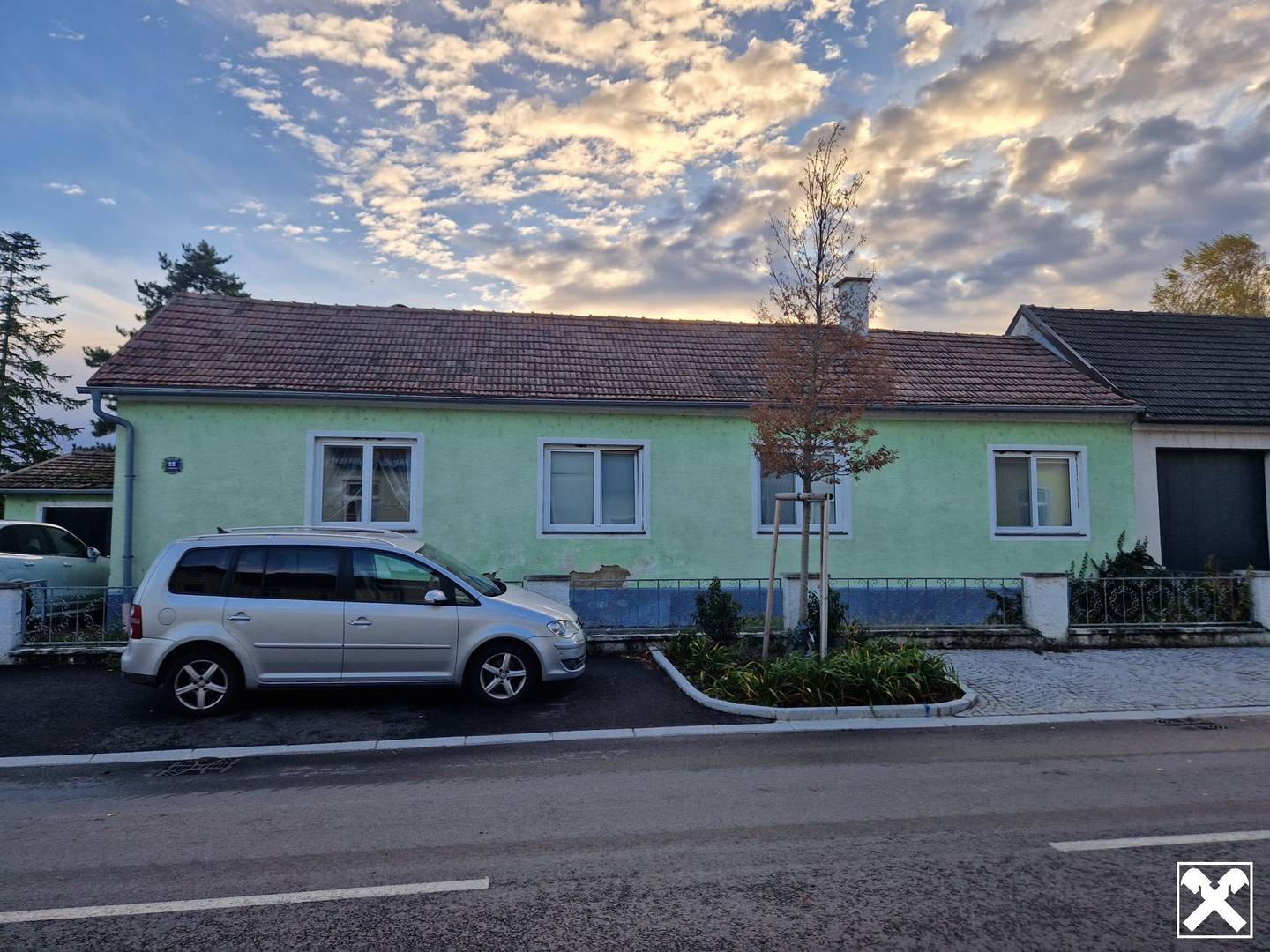 SANIERUNGSBEDÜRFTIGER BUNGALOW MIT TRAUMHAFTEM GARTEN ODER IHR BAUGRUNDSTÜCK FÜR IHR TRAUMHAUS IN ALLERBESTER WOHN- UND ZENTRUMSLAGE VON ABSDORF
