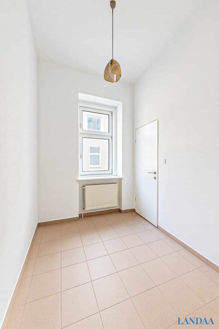 Bright apartment in an old building with lift near U1