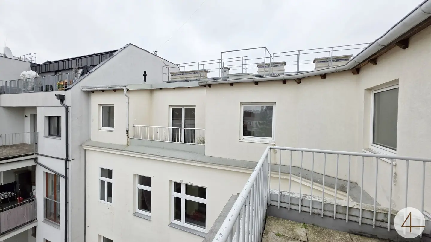 Attic apartment with terrace near subway quiet courtyard