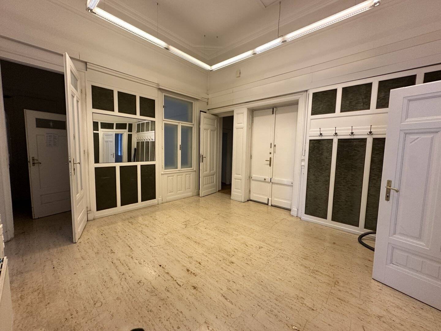 Büro/Praxis 303 m2 in 1040 Wien nahe Karlskirche, flexibel & zentral
