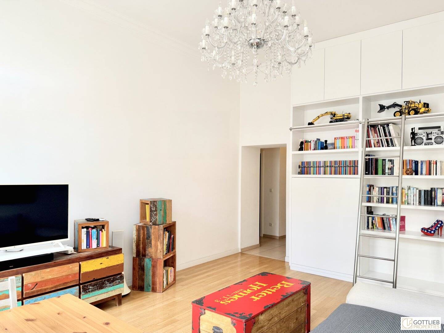 Prime location at Hamerlingplatz Sunny and furnished 2-room period apartment in suburban house