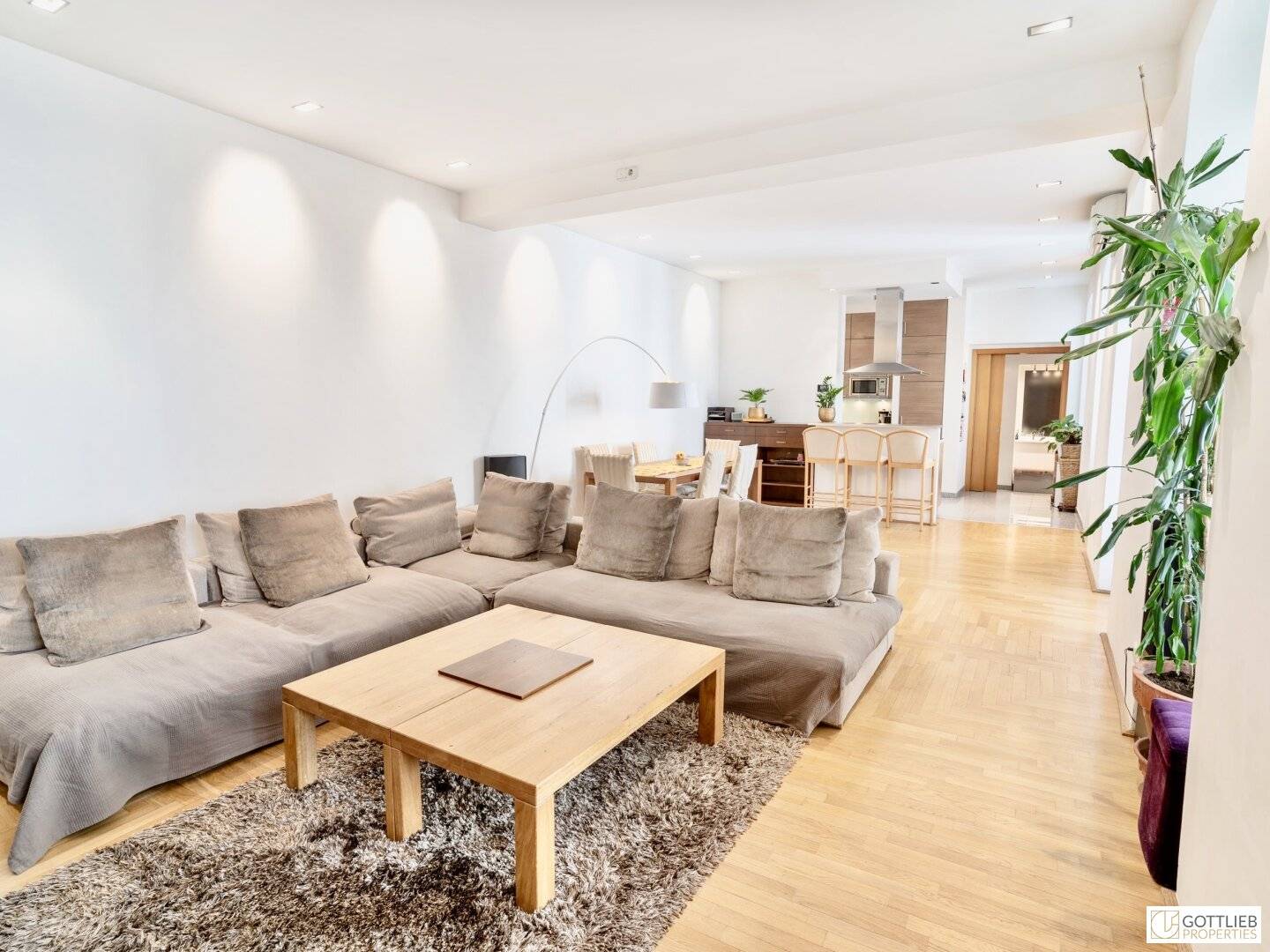 Bestlage Nähe Mariahilferstraße! Exquisite 6-Zimmer-Maisonette-Wohnung mit romantischem Eigengarten und Garagenplatz
