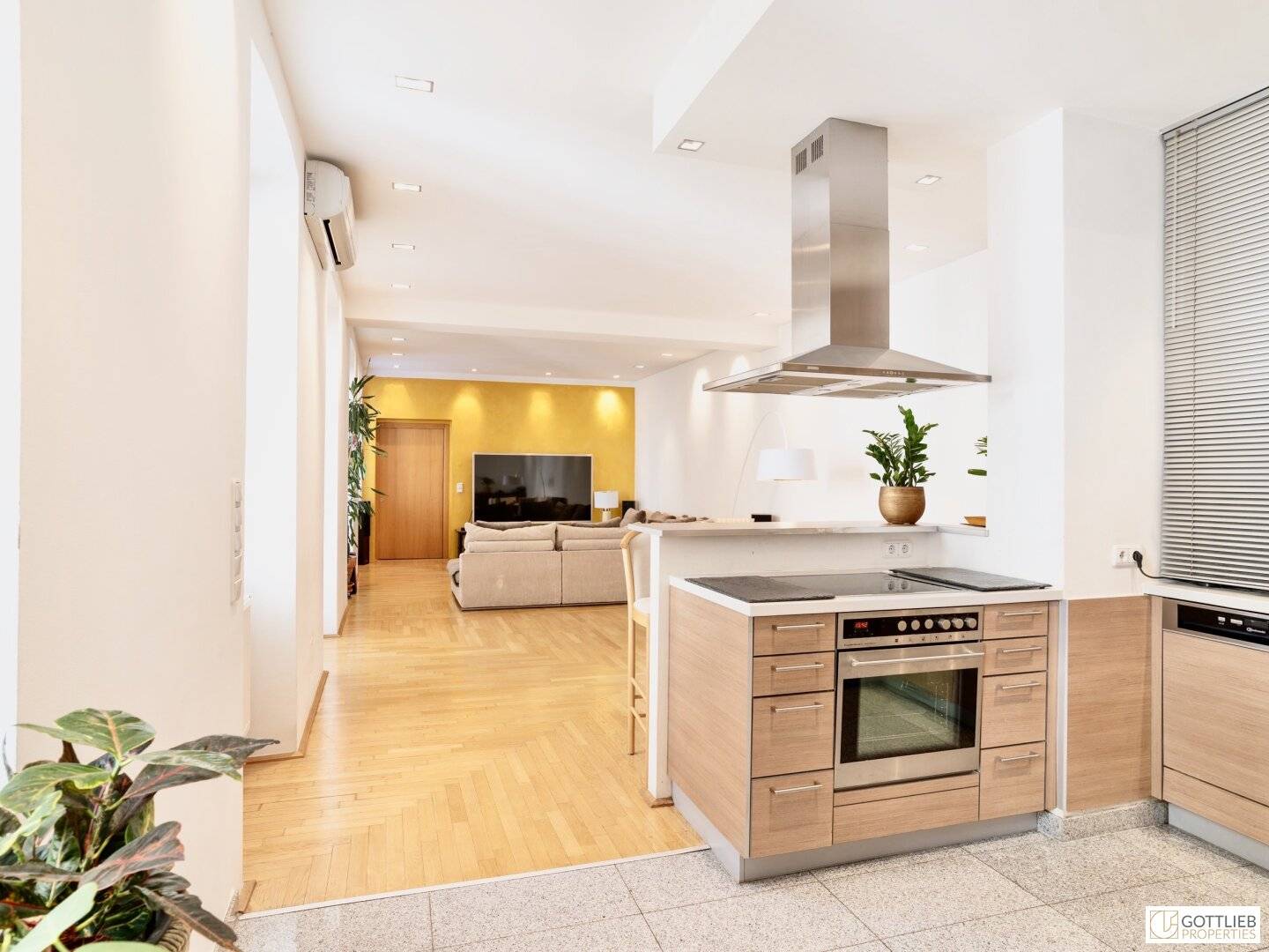 Bestlage Nähe Mariahilferstraße! Exquisite 6-Zimmer-Maisonette-Wohnung mit romantischem Eigengarten und Garagenplatz