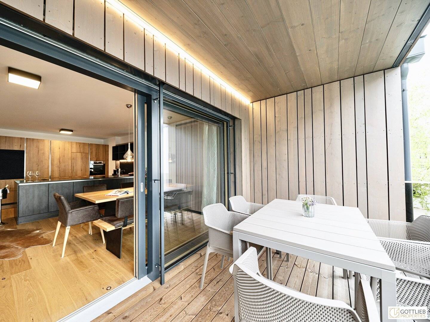 Penthouse with southwest loggia and mountain view and two parking spaces
