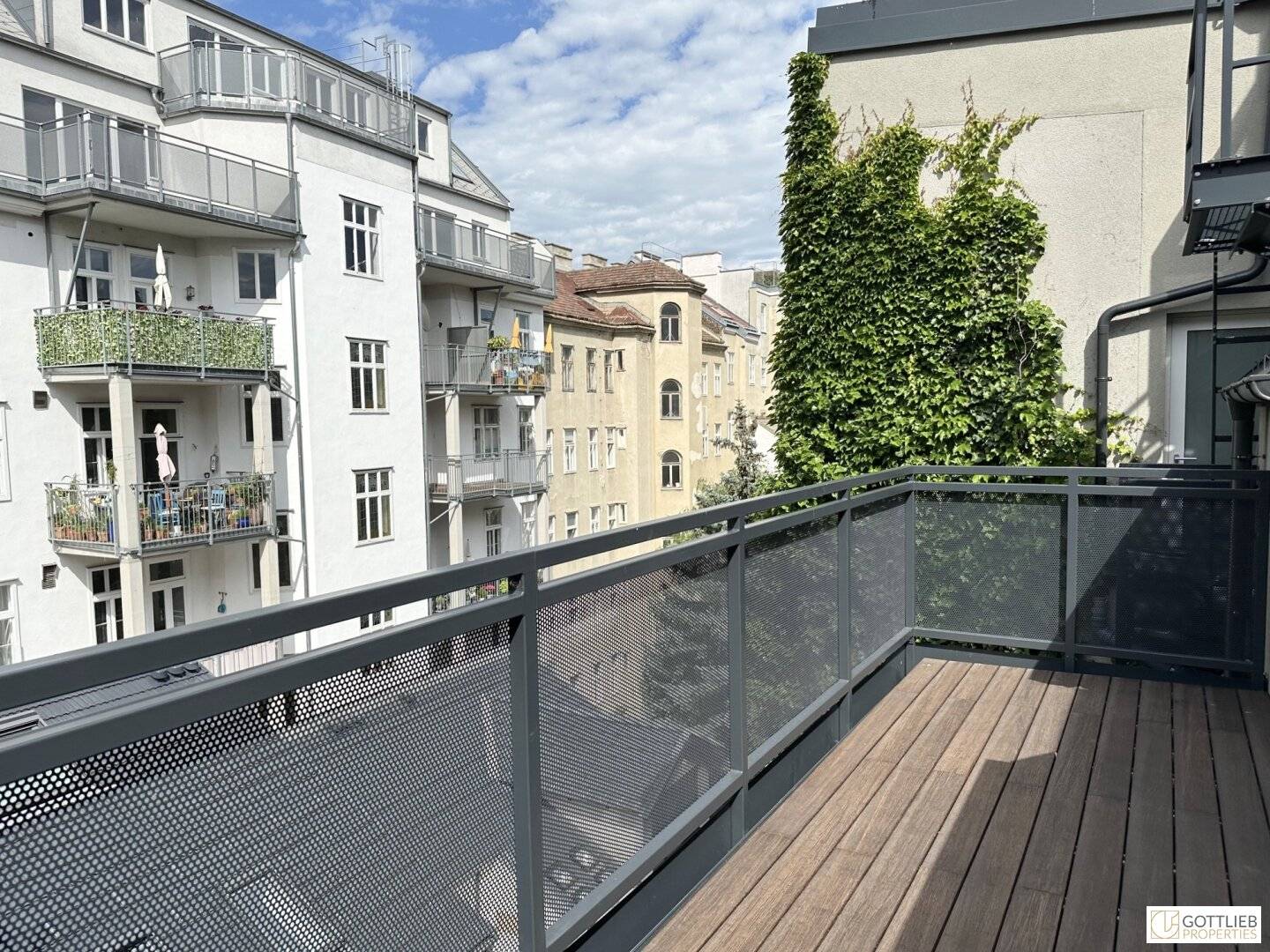 Bestlage nahe Belvedere!  Luxuriöse  3-Zimmer-Erstbezug-Dachgeschoss-Wohnung mit zwei Balkonen in historischem Gebäude