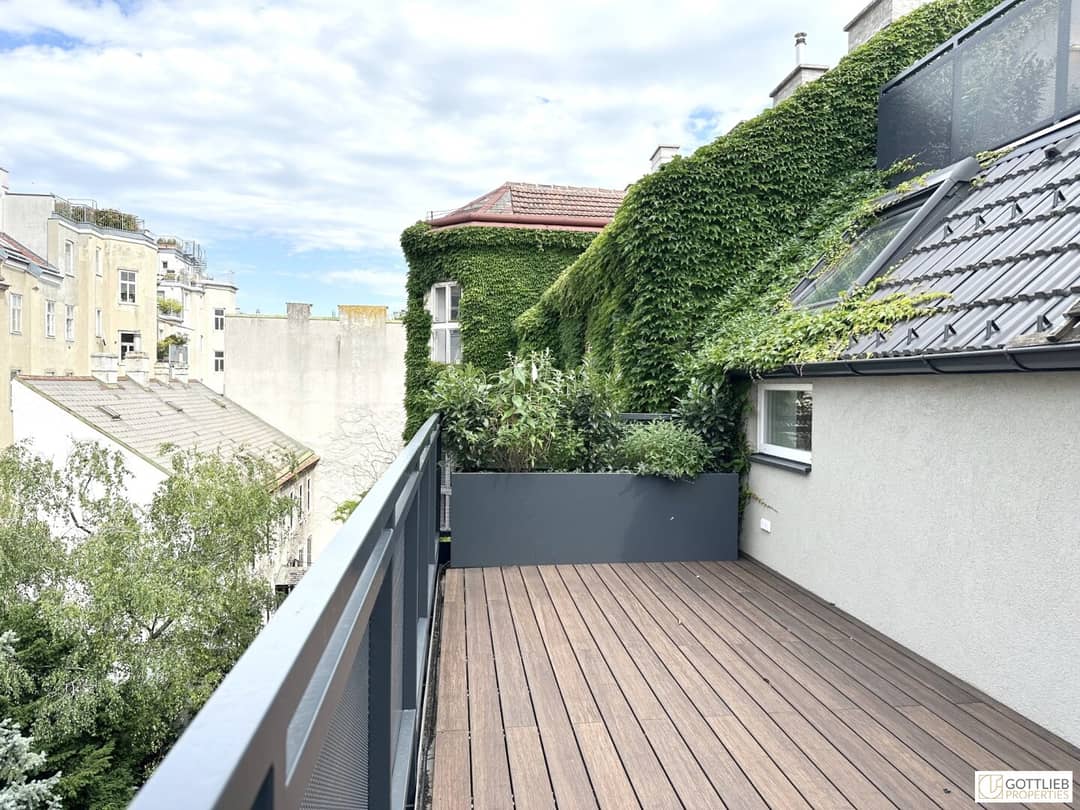 Lichtdurchflutete Dachgeschosswohnung mit Balkon und Terrasse nahe Belvedere