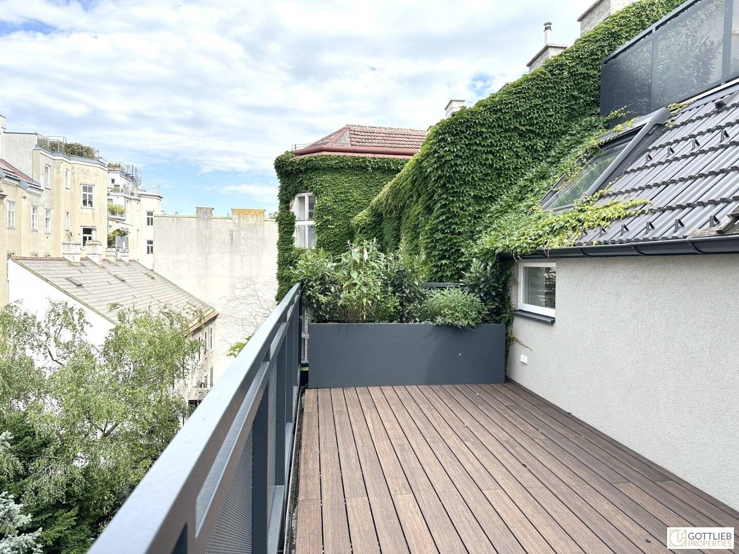 Bestlage nahe Belvedere!  Luxuriöse  3-Zimmer-Erstbezug-Dachgeschoss-Wohnung mit zwei Balkonen in historischem Gebäude
