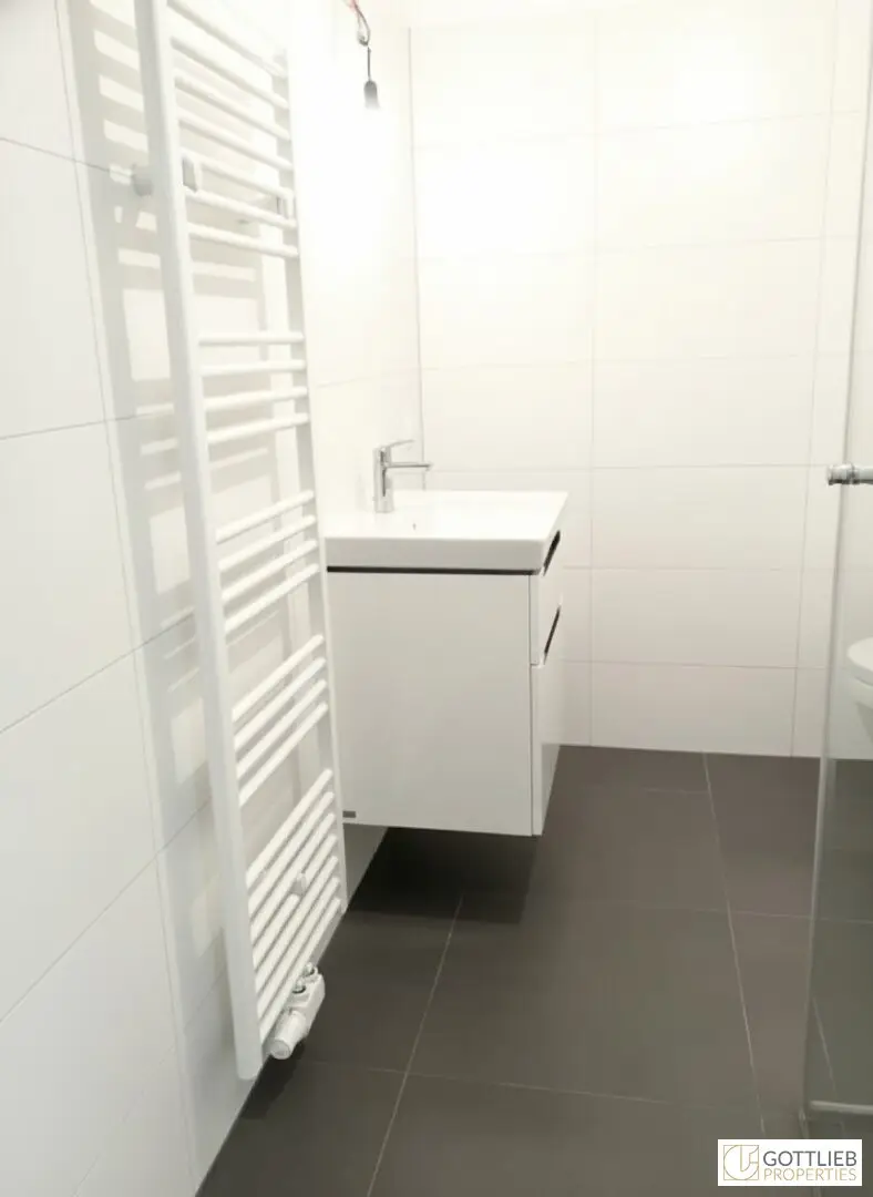 First occupancy near the subway! Lovingly fully renovated commercial premises / medical practice in Gründerzeit building