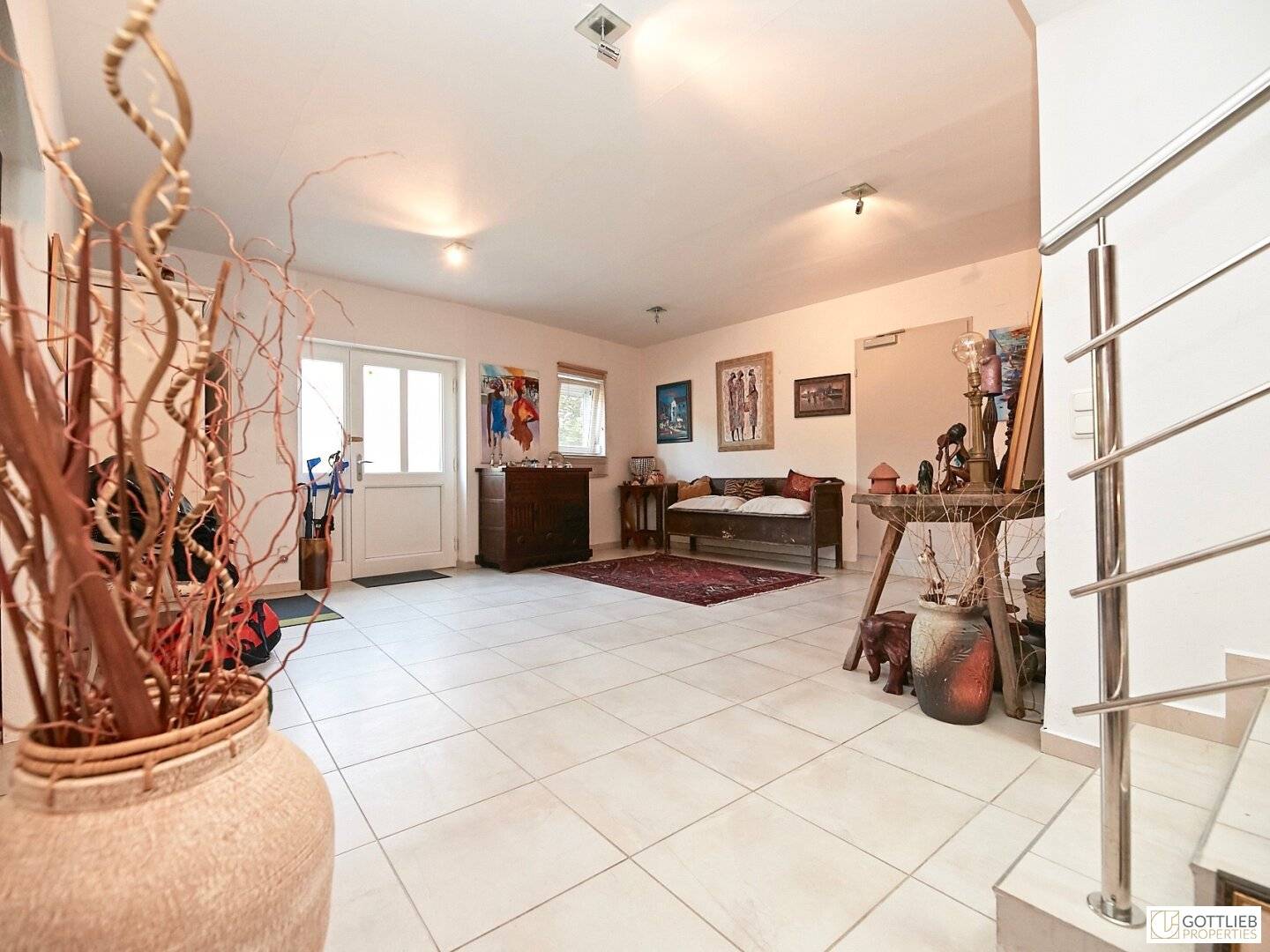 Stadtgrenze von Wien! Elegantes Einfamilienhaus mit uneinsehbarem Garten, restauriertem Weinkeller und Doppelgarage