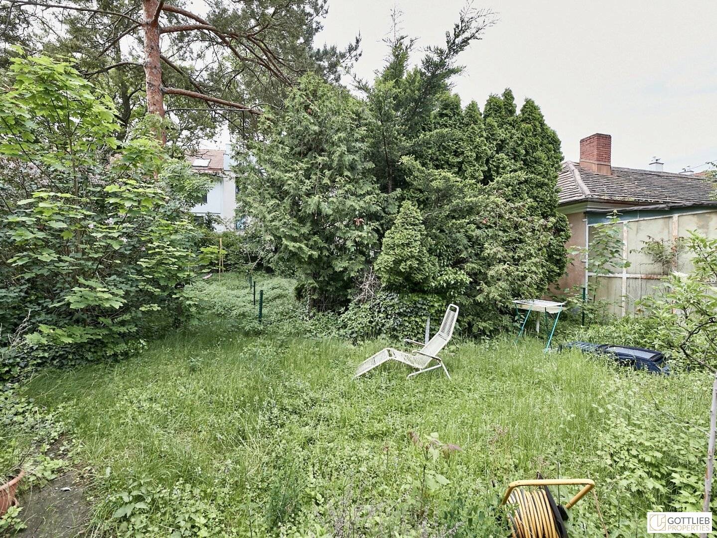 Beautiful double corner property with private garden and lots of potential