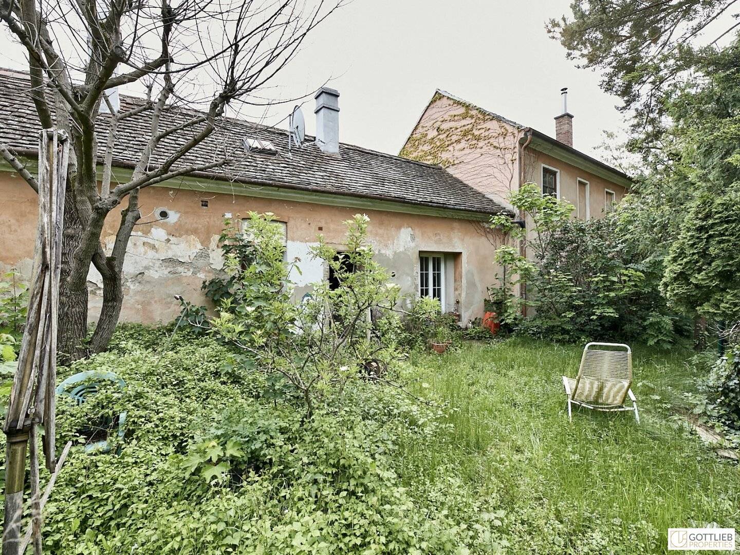 Beautiful double corner property with private garden and lots of potential