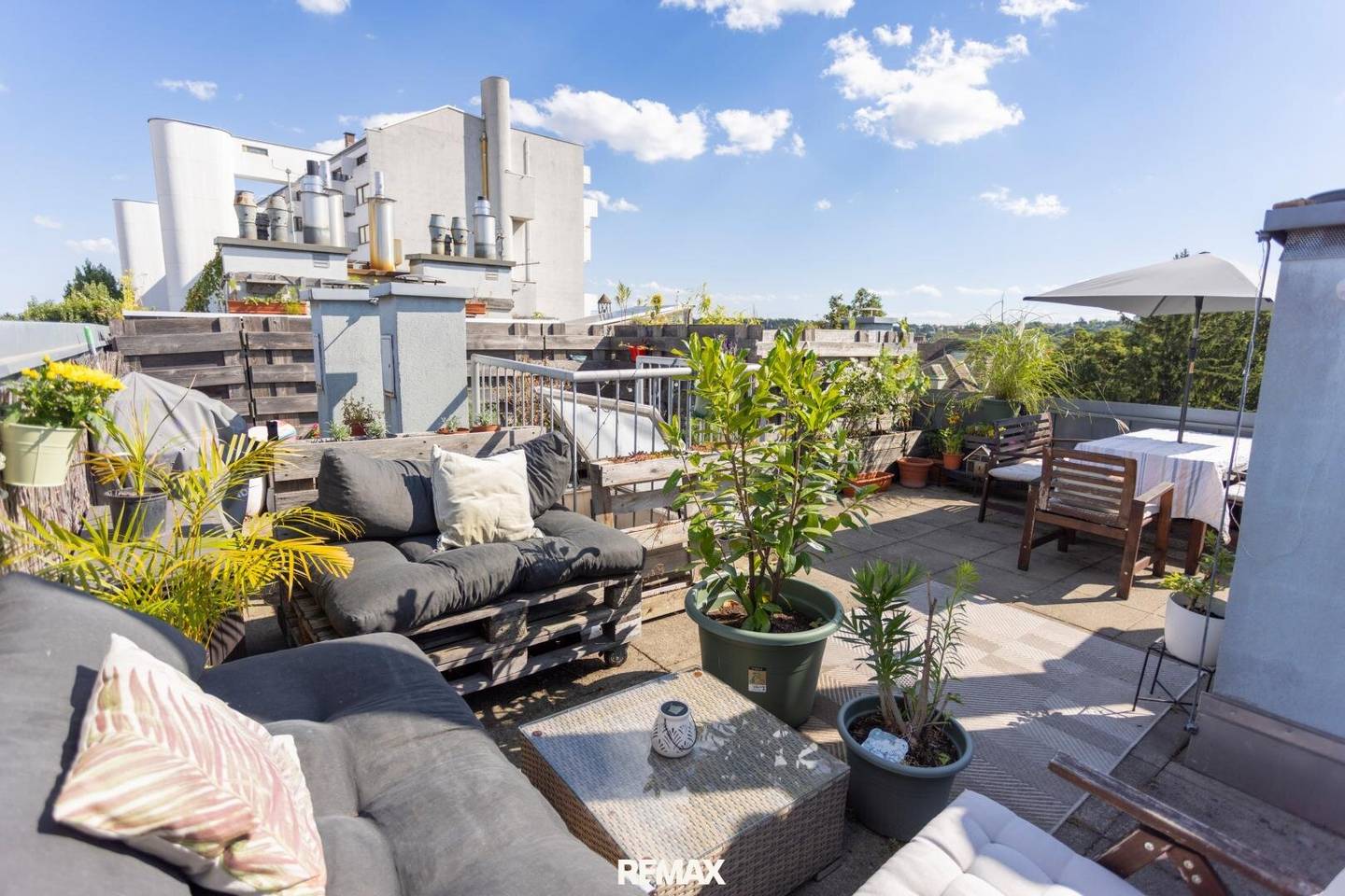 Apartment with private roof terrace near U4