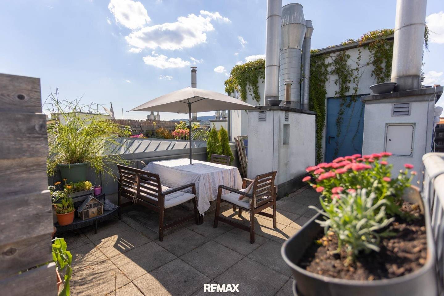 Apartment with private roof terrace near U4