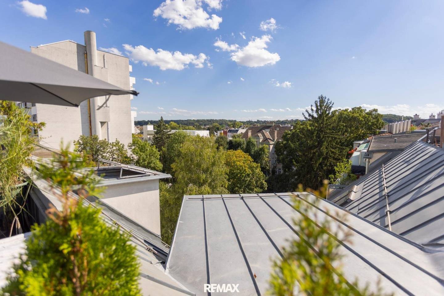 Apartment with private roof terrace near U4