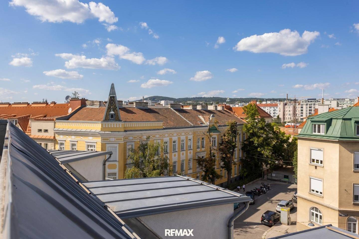Apartment with private roof terrace near U4