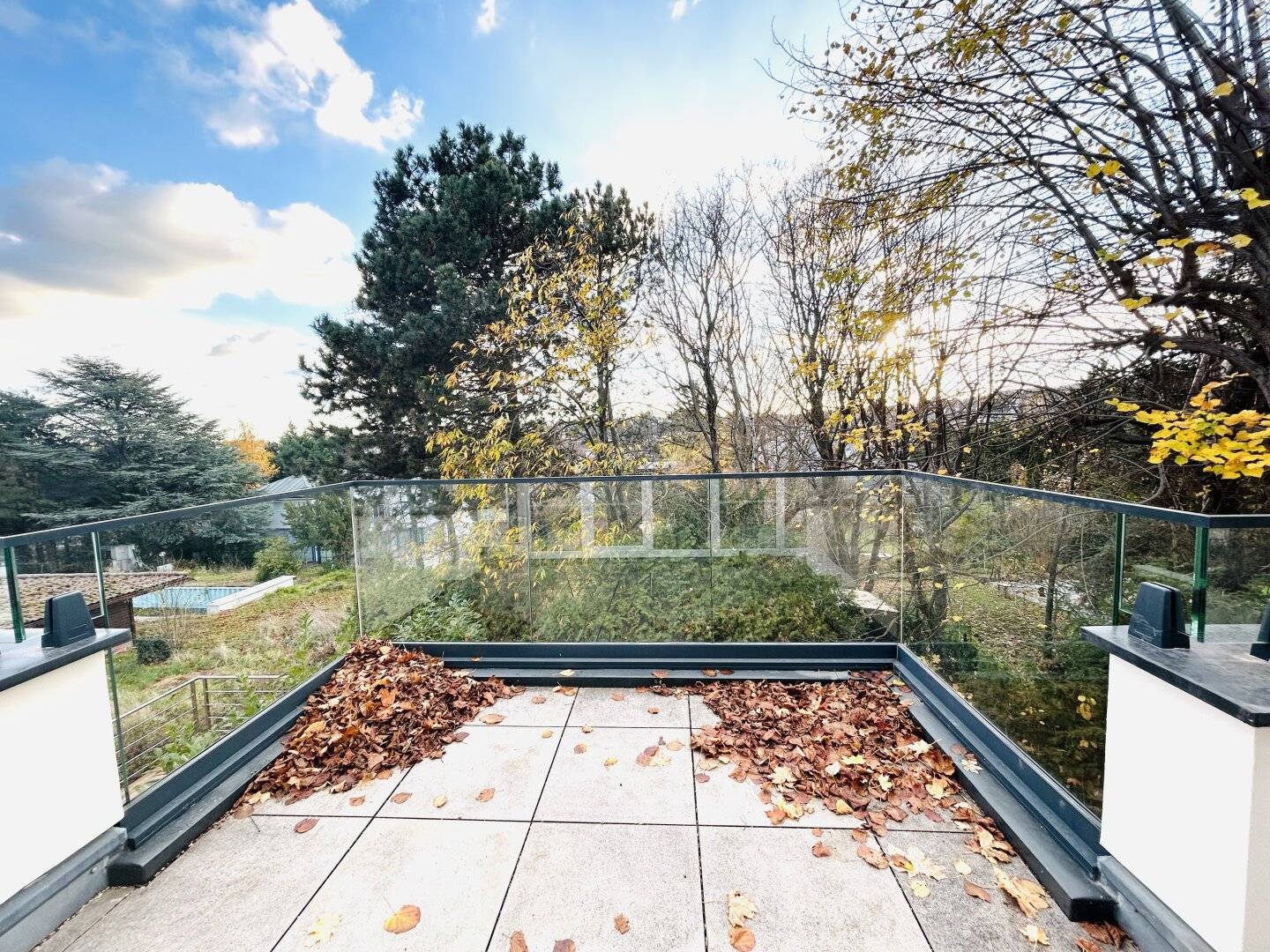 Living with a panoramic view: Stylish two-level apartment with terraces on Sieveringerstraße but not embellish anything else? no quotes etc.