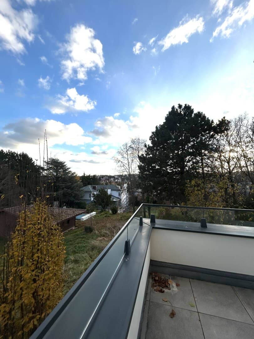 Living with a panoramic view: Stylish two-level apartment with terraces on Sieveringerstraße but not embellish anything else? no quotes etc.