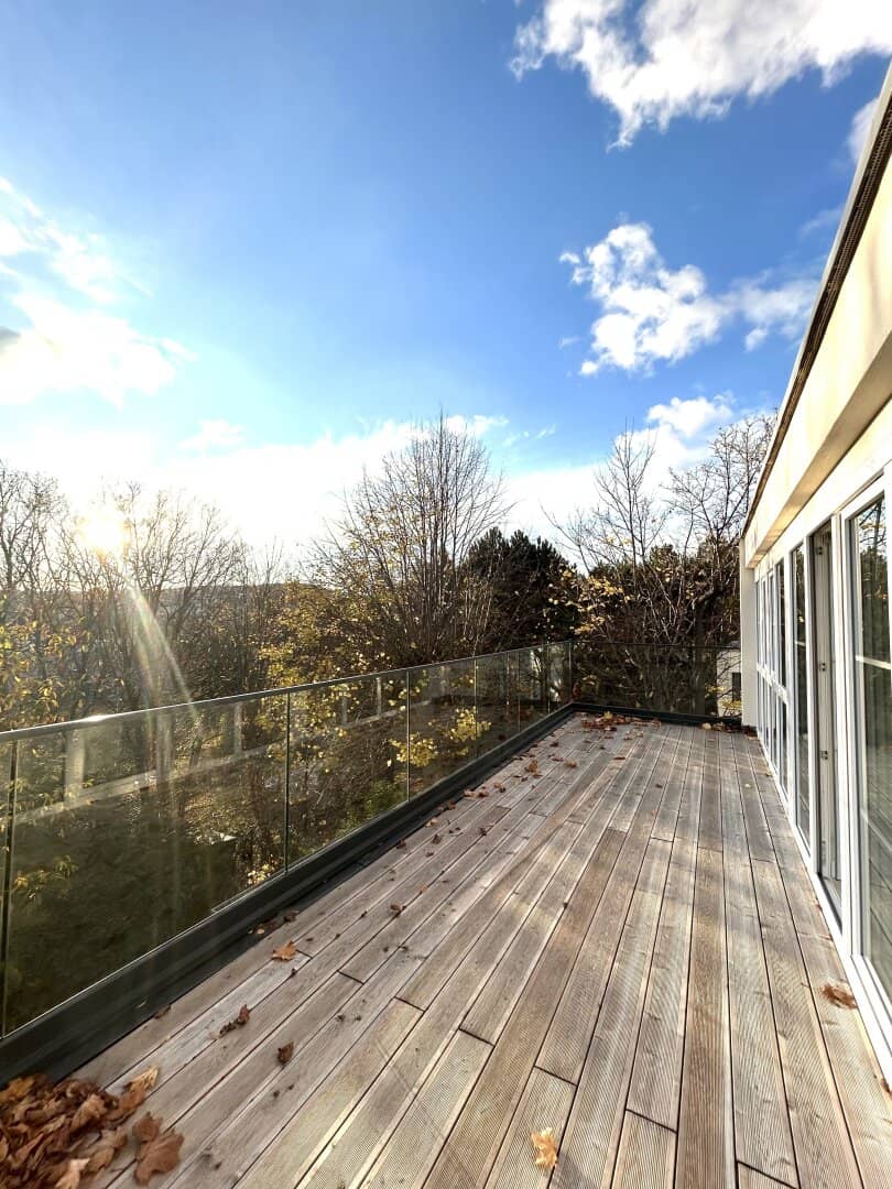 Living with a panoramic view: Stylish two-level apartment with terraces on Sieveringerstraße but not embellish anything else? no quotes etc.