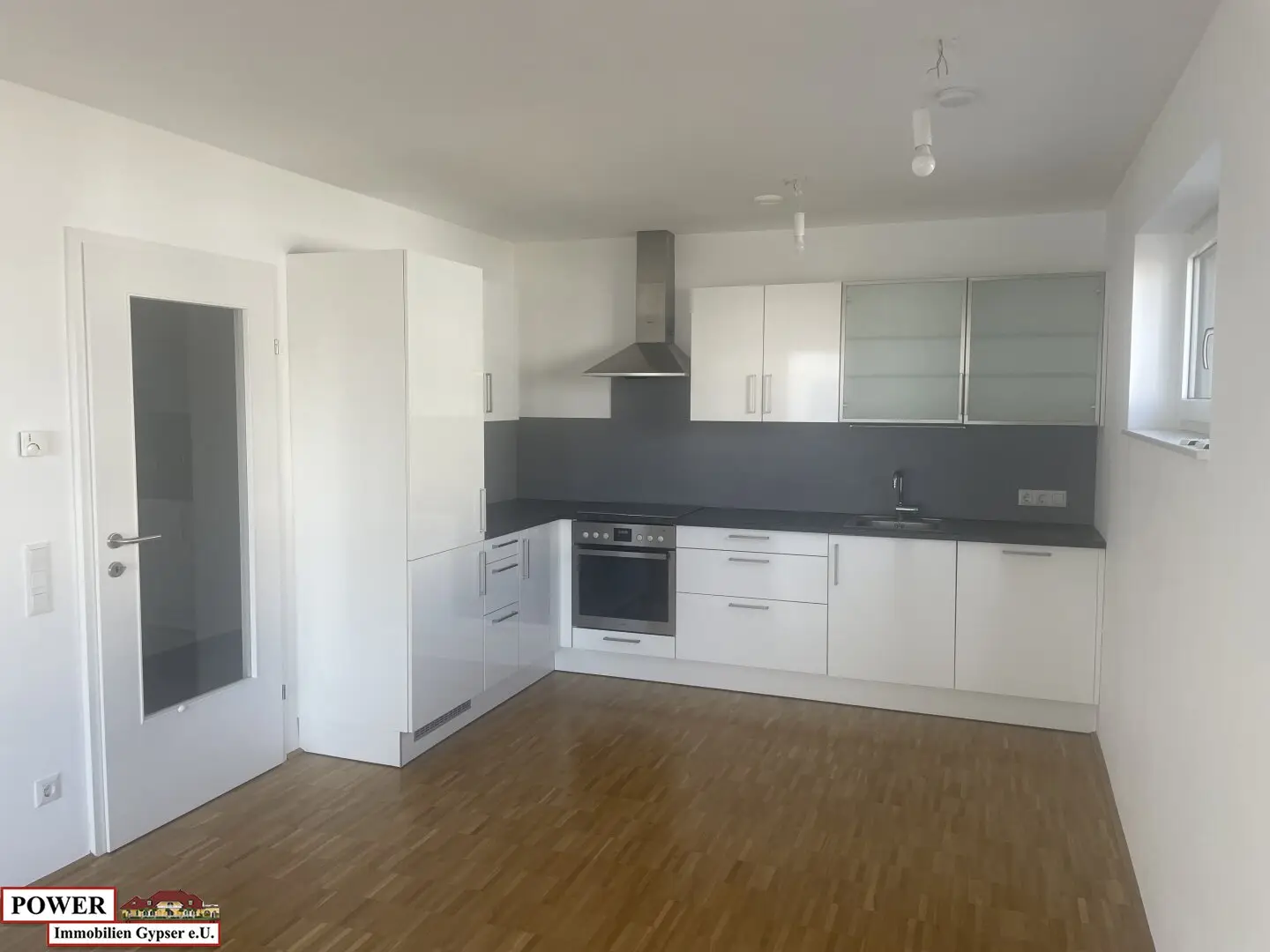 NEUER PREIS! Neuwertige 3-Zimmer Wohnung mit großen Balkon &amp; Carport!
