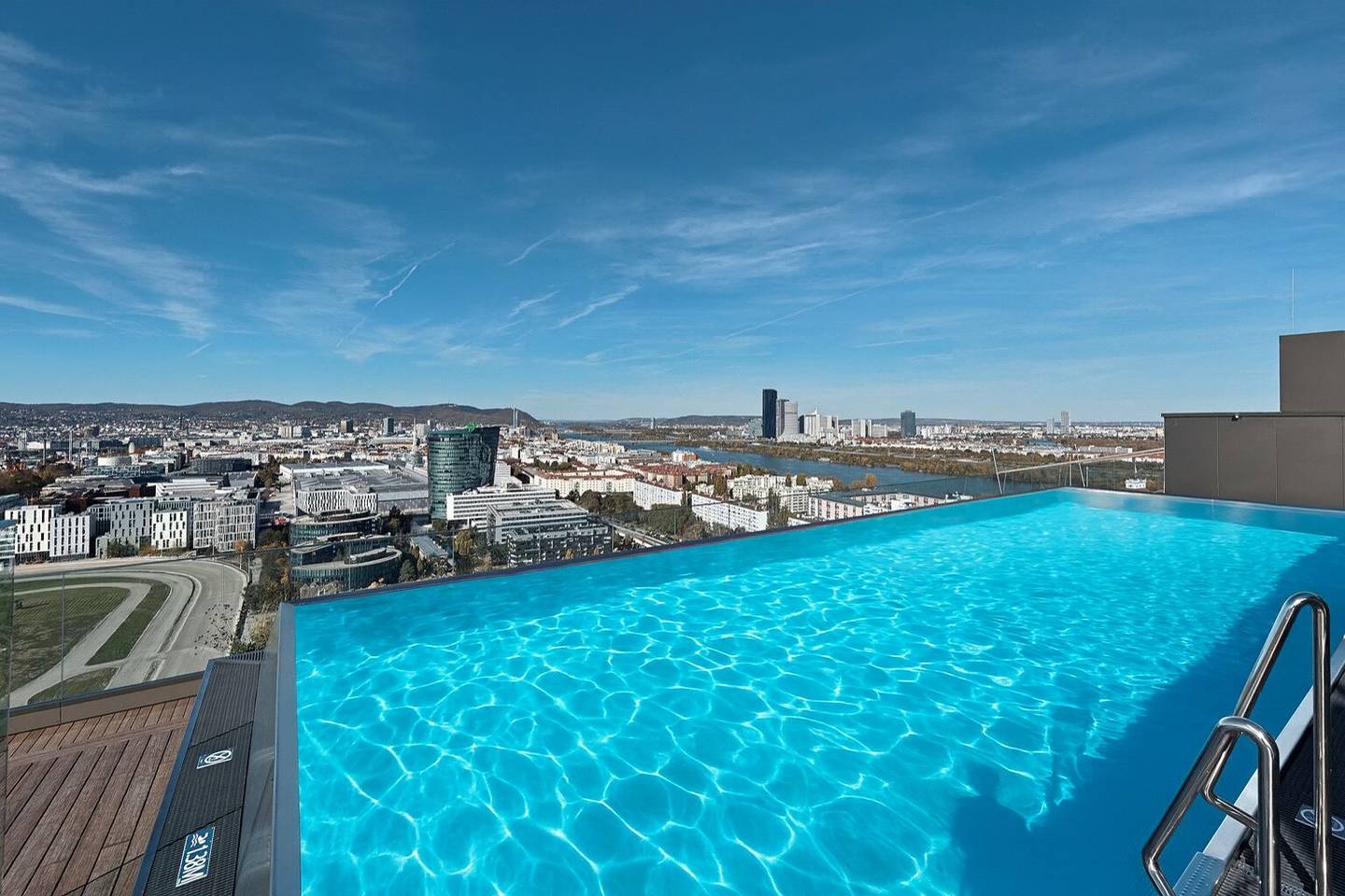 SENSATIONAL VIEW over the GREEN PRATER from the 26th floor (top residential floor)! Rooftop pool + Fitness + Concierge Service + Garage;GRÜNBLICK? actually should be kept as is? We'll keep as in the data: