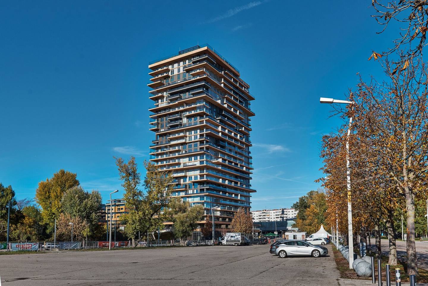 SENSATIONAL VIEW over the GREEN PRATER from the 26th floor (top residential floor)! Rooftop pool + Fitness + Concierge Service + Garage;GRÜNBLICK? actually should be kept as is? We'll keep as in the data: