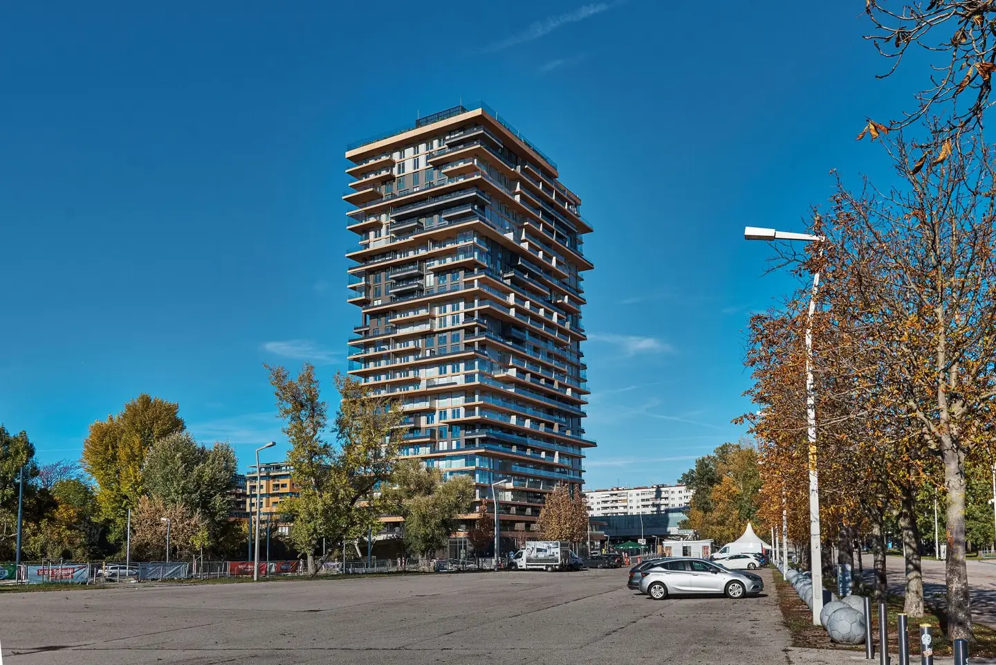 SENSATIONAL VIEW over the GREEN PRATER from the 26th floor (top residential floor)! Rooftop pool + Fitness + Concierge Service + Garage;GRÜNBLICK? actually should be kept as is? We'll keep as in the data: